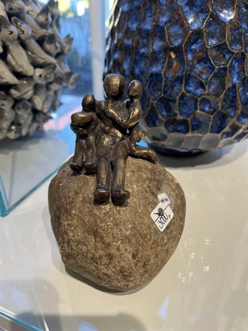 Unik bronzefigur på sten