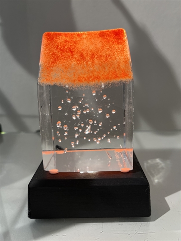 Glashus med lys - orange/rød