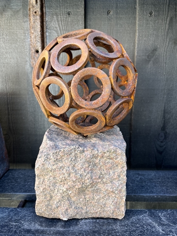 Jernskulptur på brosten
