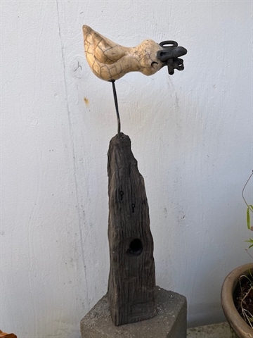Keramikfugl på sokkel