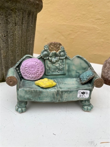 Keramik sofa med puder