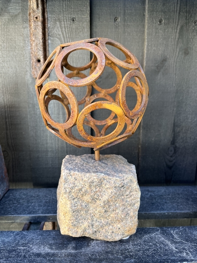 Jernskulptur på brosten