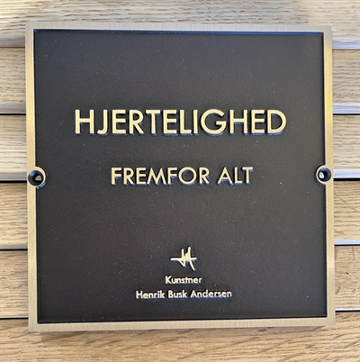 Bronzeplade "Hjertelighed - fremfor alt" 