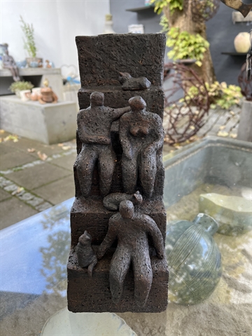 Trappe med mennesker og katte - stentøjs keramik