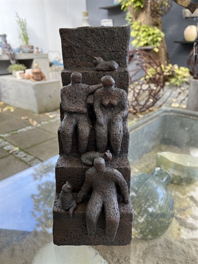 Trappe med mennesker og katte - stentøjs keramik