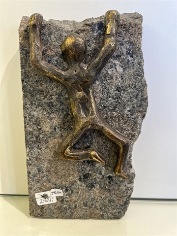 Unik bronzefigur på sten
