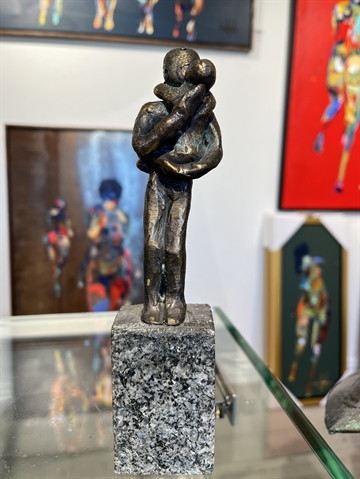 Unik bronzefigur på sten