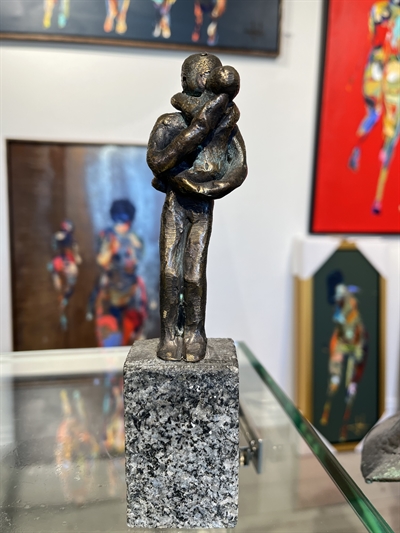 Unik bronzefigur på sten