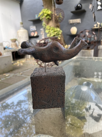 Lille keramikmand på sokkel