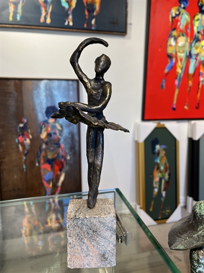 Unik bronzefigur på sten