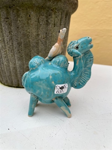 Keramikfigur, kamel med fugl på ryggen