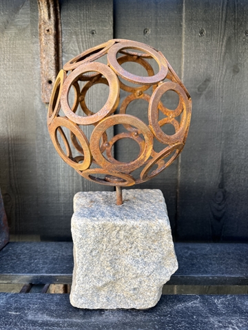 Jernskulptur på brosten