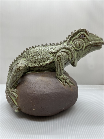 Leguan på keramiksten