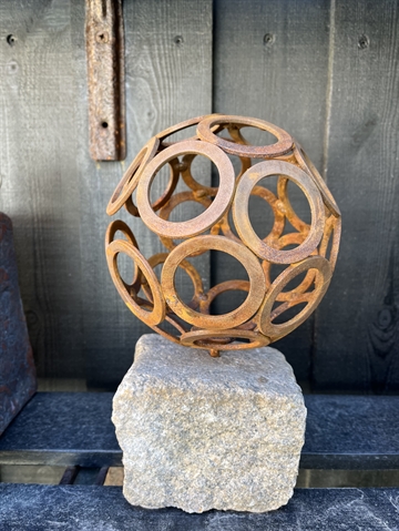 Jernskulptur på brosten