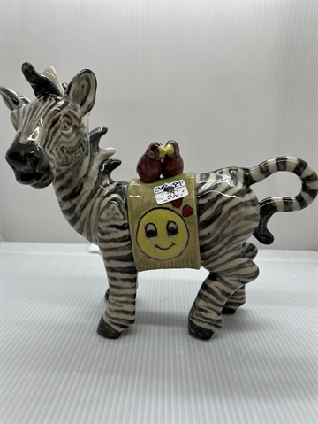 Zebra med dækken og to fugle