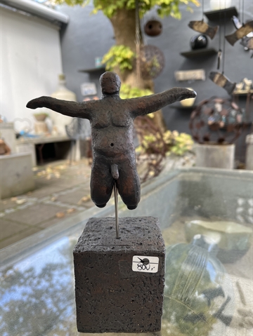 Lille keramikmand på sokkel