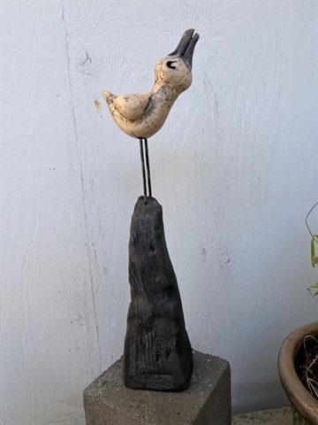 Keramikfugl på sokkel