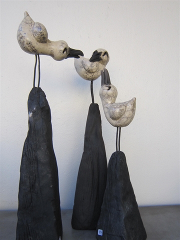 Keramikfugle på sokkel fra Hanne Munk Kure