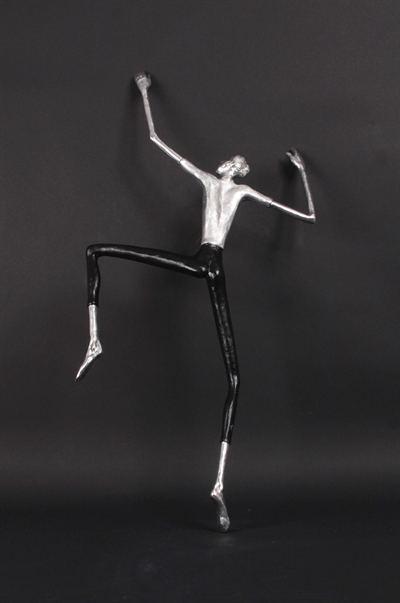 Alufigur \'\'Climber\'\' stor af Yanni Souvatzoglou