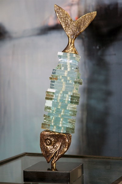 Bronzefisk med glas af Yanni Souvatzoglou