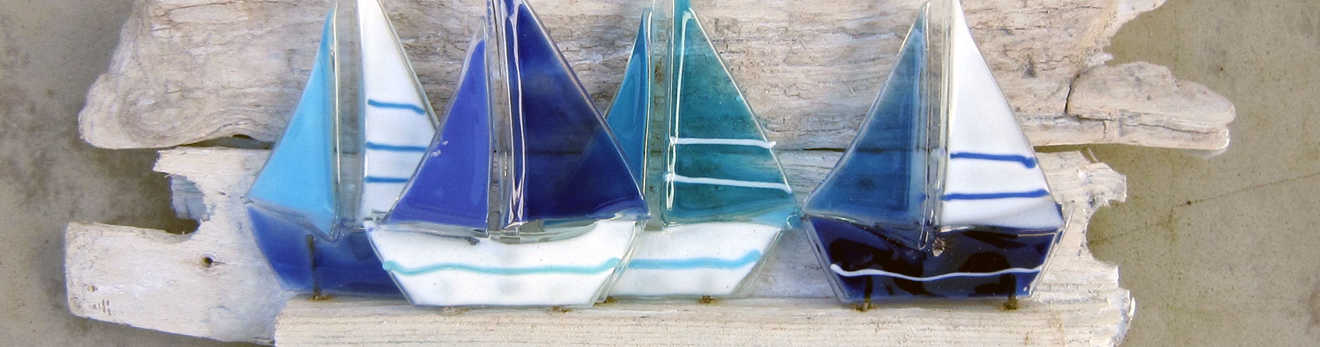 Sejlskibe i glas på drivtømmer